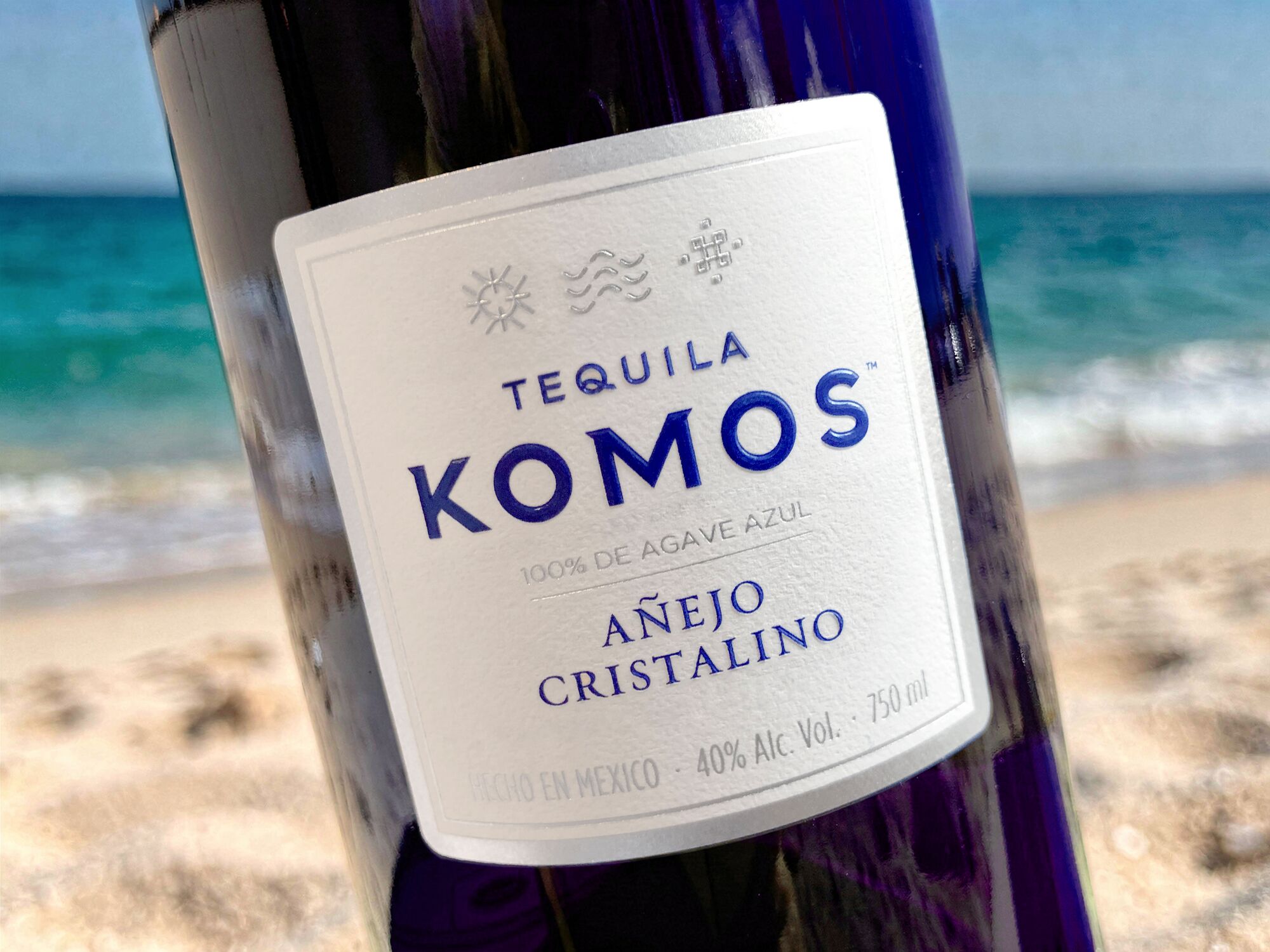 Close-up of the Añejo Cristalino label